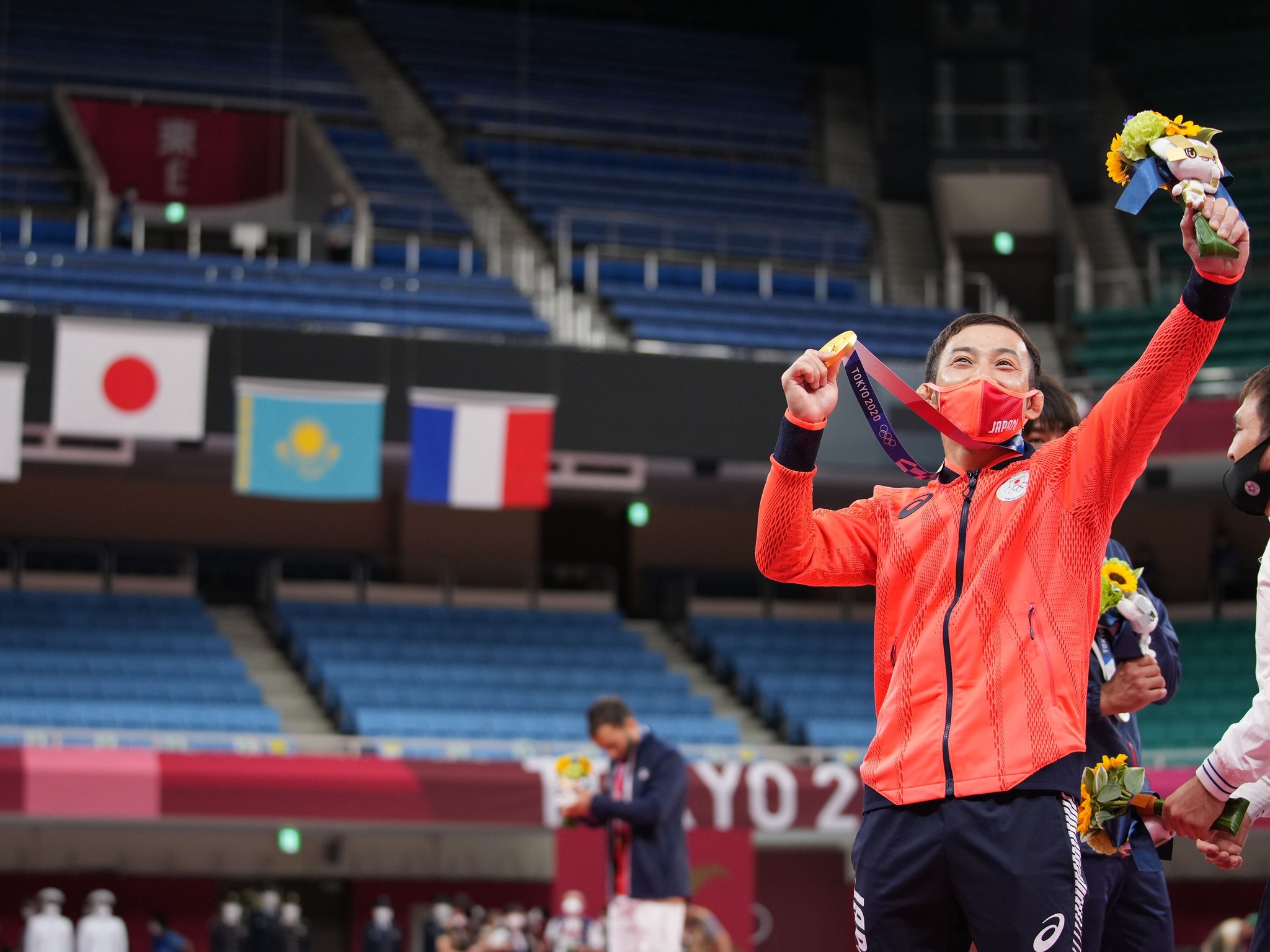 男子60キロ級で金メダルを獲得しガッツポーズする高藤直寿選手＝7月24日、日本武道館、加藤諒撮影