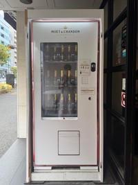 いかにも港区らしい自販機が話題に（石田健三郎さん提供）