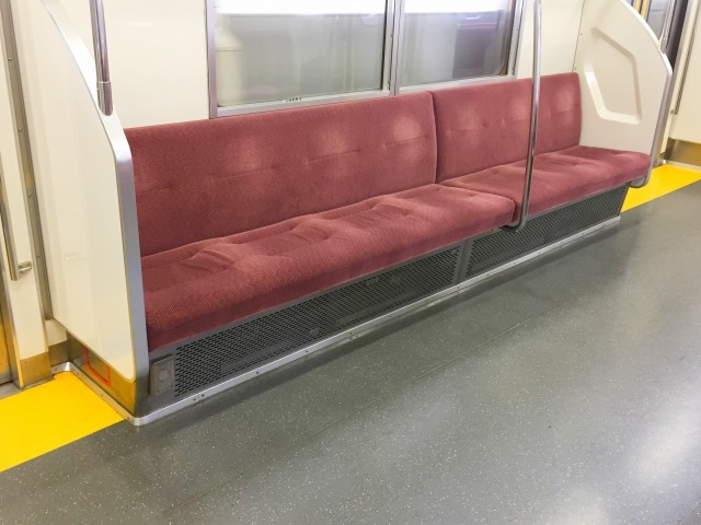 「④を選ぶと人に挟まれにくい」鋭い読みが続々（photoACより「YNunber」さん撮影、イメージ画像）