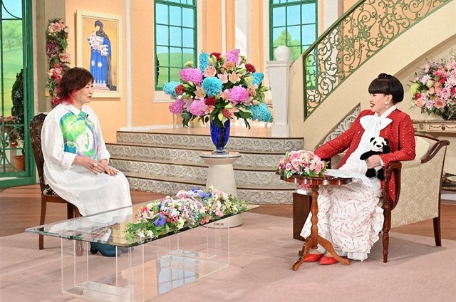 黒柳徹子さん（右）とトークを繰り広げる清水ミチコさん