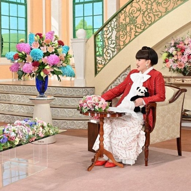 黒柳徹子さん（右）とトークを繰り広げる清水ミチコさん