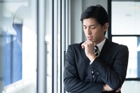 給与も低いし、昇給も見込めない…転職しようか　※画像はイメージです（polkadot/stock.adobe.com）