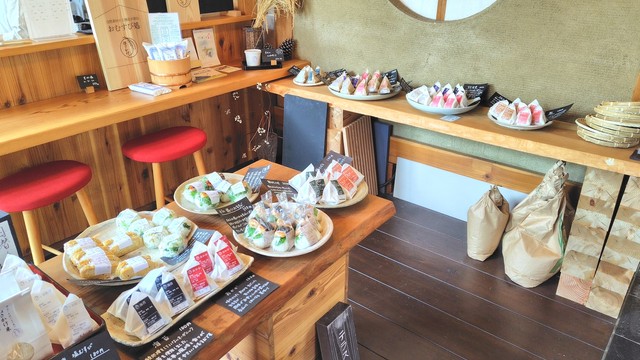 お店に入ってすぐ色とりどりのおむすびが並んでいる