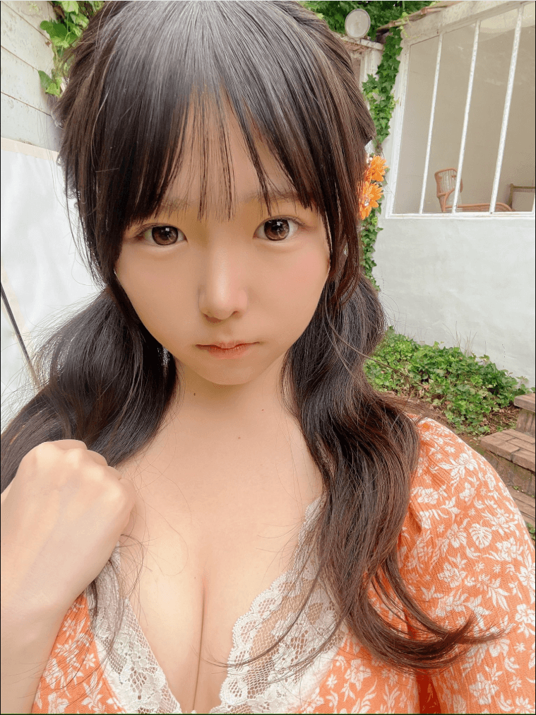「FLASH」（26年8月18日発売号）に登場した鈴もものオフショット　本人のX（@love___oxo）より
