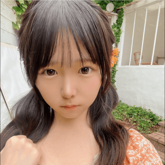「FLASH」（26年8月18日発売号）に登場した鈴もものオフショット　本人のX（@love___oxo）より