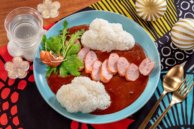 レトルトカレーを使って親子でもチャレンジできる「簡単デコの干支ドラゴンカレー」（ハウス食品提供）