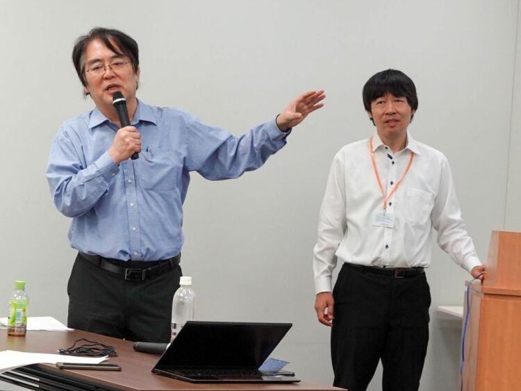 研究成果を発表する広井良典・京都大学名誉教授（左）と福田幸二・日立製作所主任研究員＝東京都千代田区の京都大学東京オフィス