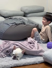 何事もなかったかのようにテレビを見る姿がイケメン…！（提供：＠burufamiさん）
