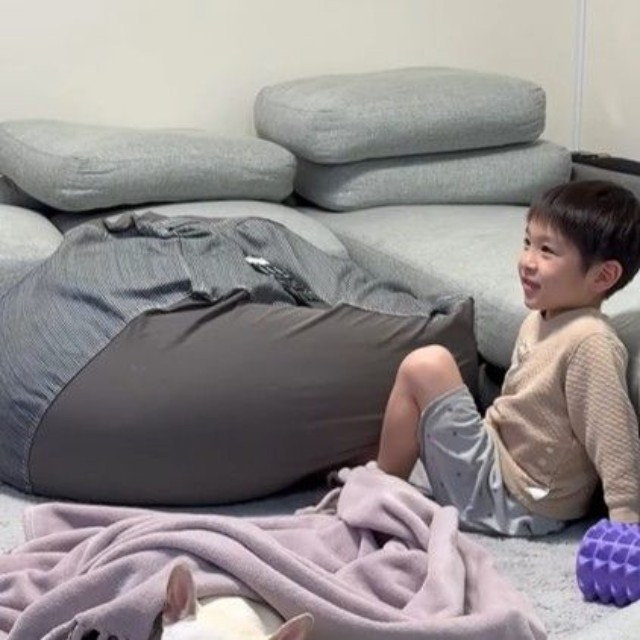 何事もなかったかのようにテレビを見る姿がイケメン…！（提供：＠burufamiさん）
