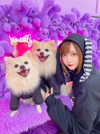 愛犬と写真に収まるすみれおじさん