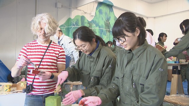 瀬戸芸参加アーティストと高校生が一緒に作品制作 女木島の学校プールに展示　香川県