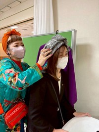 ターバン装用をレクチャーするフルサワさん（左）