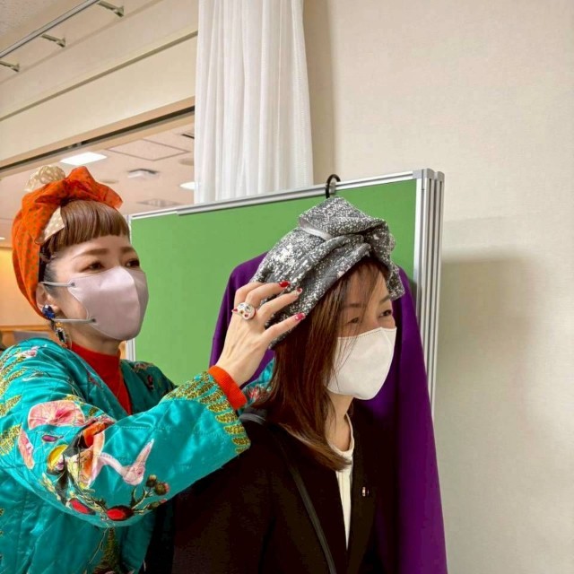 ターバン装用をレクチャーするフルサワさん（左）