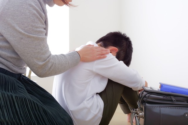 学校に行けない子どもを前に、親もまた不安や焦りを抱えます
