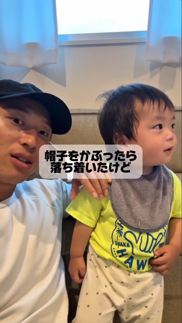 帽子をかぶると安心した様子を見せた息子／ちびすけさん（@ayusuke_fam）提供