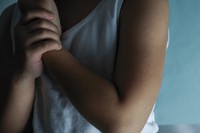 「育て方を間違えた」と毎日のように言われた子ども時代（photoACより「beauty-box」さん撮影、イメージ画像）