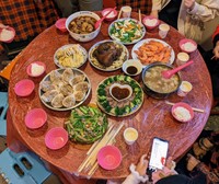 2023年旧暦1月2日「初ニ」の日、親族で囲んだ食卓の様子（Tessさん提供）