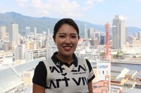 神戸市在住のプロゴルファー、古江彩佳選手。後ろに見える商業施設「umie」が好きでよく訪れるという＝神戸新聞社