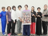 取材会に出席した（左から）内場勝則、楠見薫、東風万智子、小島聖、紅ゆずる、遠藤久美子、大路恵美、後藤ひろひと＝2025年