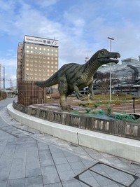 晴れた日の福井駅前恐竜ロボット／投稿主さん提供
