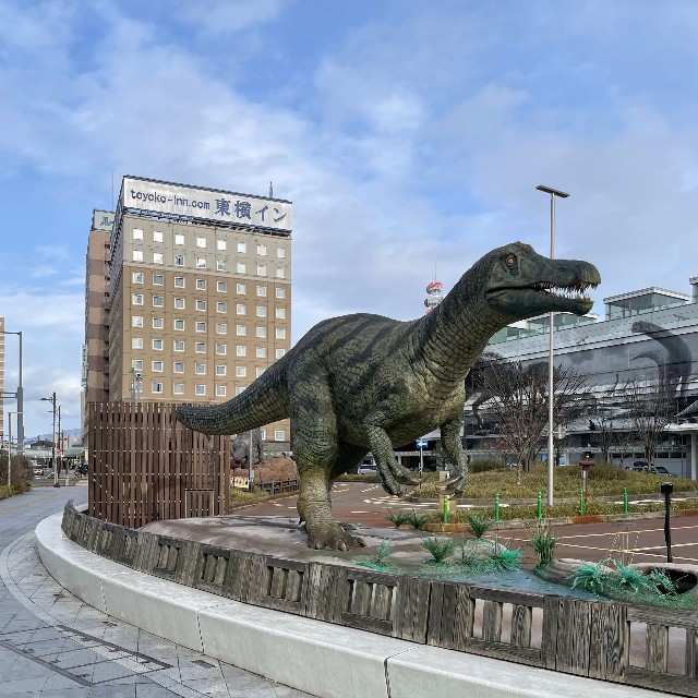 晴れた日の福井駅前恐竜ロボット／投稿主さん提供