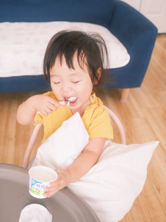 大好きな枕と一緒にヨーグルトを食べるえっちゃん（提供：@etsuko_kantaroさん）