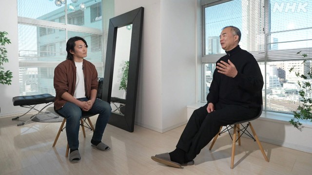 「外国ルーツの人たちと共に生きるには？」のヒントをもらうため、宇宙飛行士の野口聡一さんにインタビューする水原さん(C)NHK