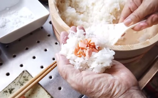 鮭おにぎり/ハクライドウさん（@hakuraidou）提供