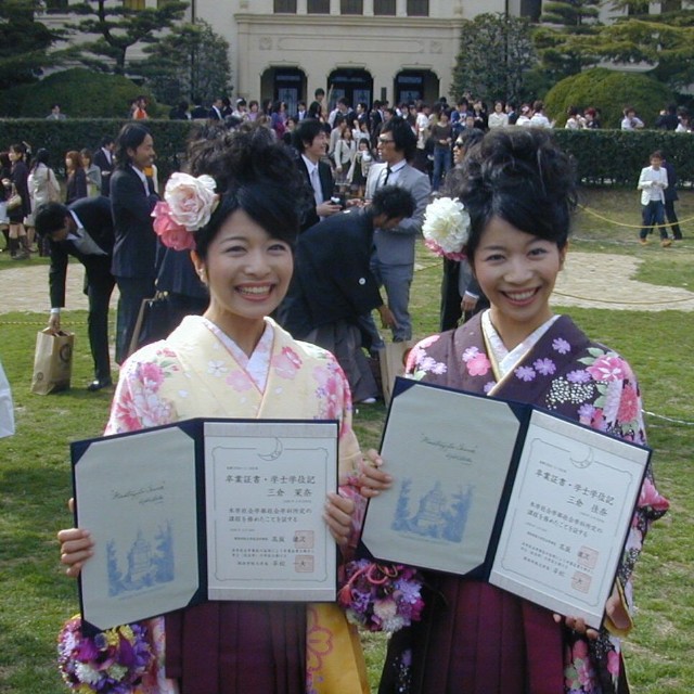 卒業証書を手に笑顔の三倉茉奈（左）と佳奈＝兵庫県西宮市の関西学院大（2008年）