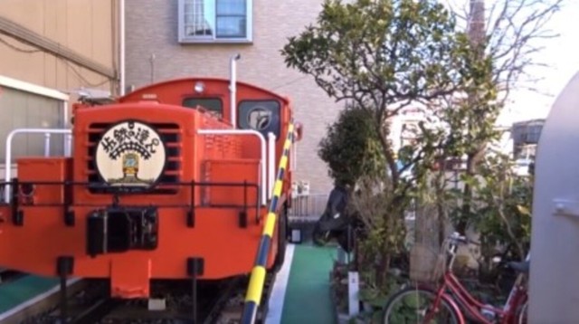 鉄道熱が高じて自宅用に機関車を購入／歩鉄の達人さん（@hotetunotatujin）提供