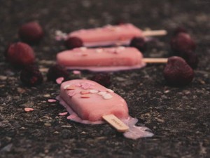 「浮気したでしょ」。ファミレスのパフェは緩やかに崩壊し、涙が流れた