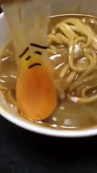 持ち上げられて悲しい表情を浮かべる卵 ※うのきさんのX動画より抜粋