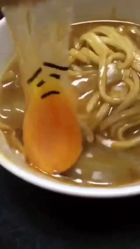 持ち上げられて悲しい表情を浮かべる卵 ※うのきさんのX動画より抜粋