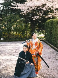 新山はるのさん　刀を手にポーズ
