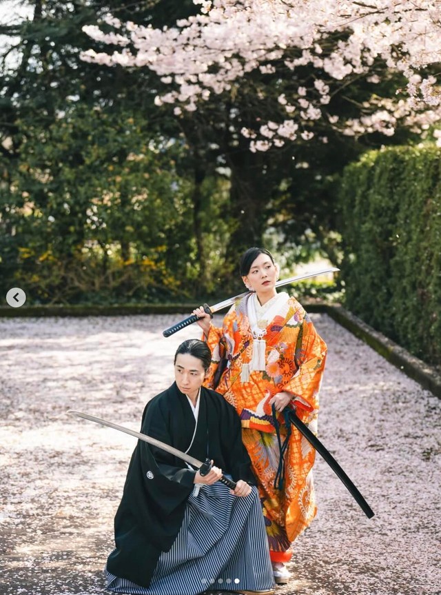 新山はるのさん　刀を手にポーズ
