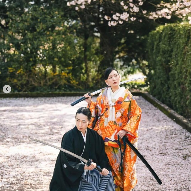 新山はるのさん　刀を手にポーズ
