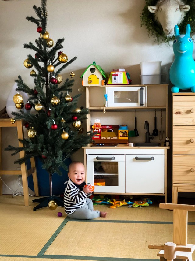 大好きなおもちゃに囲まれて、明るい場所でごきげんな笑顔。季節を感じるアイテムも入れて（提供：サモアの風）