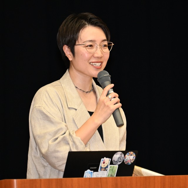 来場者に向けて話す松島彩さん＝島根県松江市玉湯町