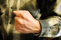 ムカつくことを言われて、その場ではうまく言い返せない人。「頭の回転が悪いのではなく、優しさと賢さがあるから」とつぶやいた僧侶の青しょうがさん（photoACより「雰囲気イケメン」さん撮影、イメージ画像）