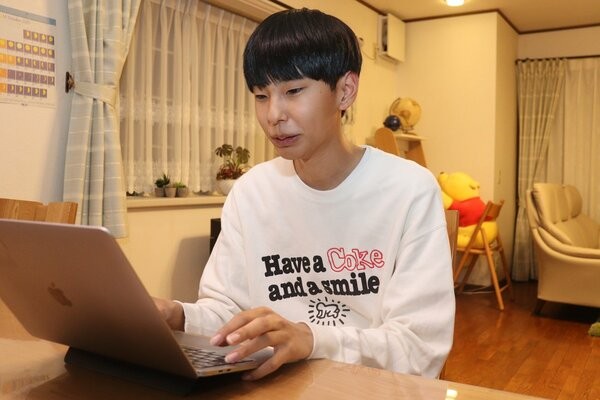 ソフトウエアやアプリの開発を手がける津田さん（京都府精華町）