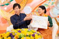 世界一周中に3度も再会したという新婚さん©ABCテレビ