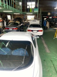 工場の中にずらりと並んだ整備中のセリカ（秋田県能代市）