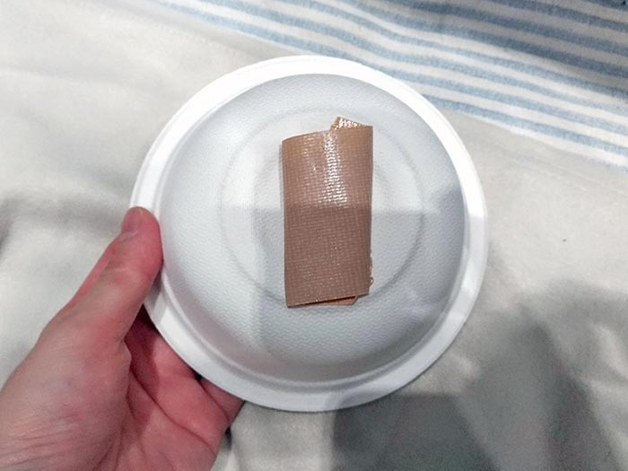 器は、猫がひっくり返さないように裏に布テープを貼ってケージへ