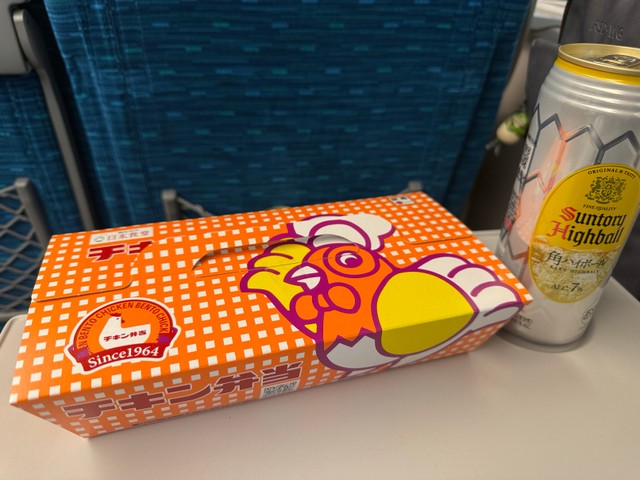 駅弁屋祭（JR東日本クロスステーション）の「チキン弁当」（えねるさん提供）