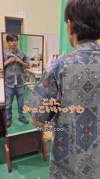 鏡の前で仕上がりを確認する工場長／小杉織物さん（@kosugiorimono_official）提供