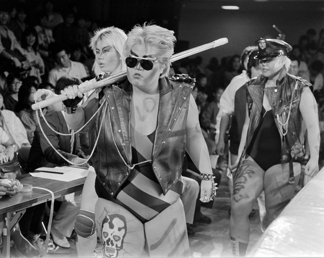 ダンプ松本（中央）＝1985年