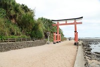 砂浜に立つ鳥居が神々しい「青島神社」