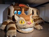 ネコバスの中に入れちゃう＝神戸市立博物館