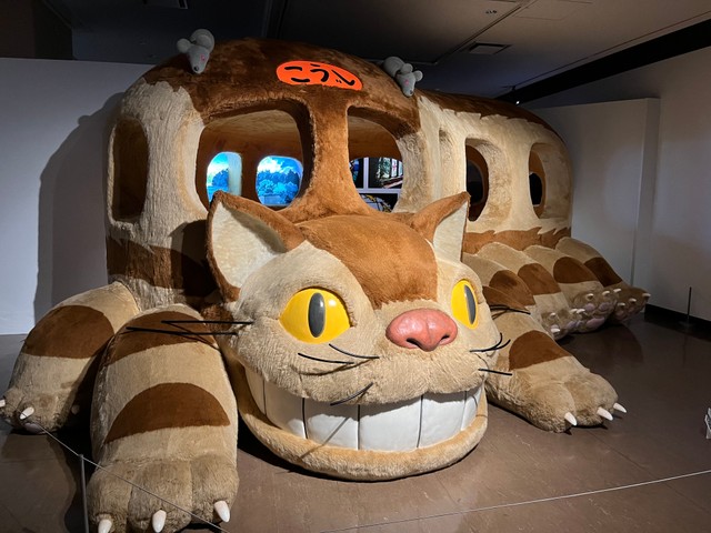 ネコバスの中に入れちゃう＝神戸市立博物館