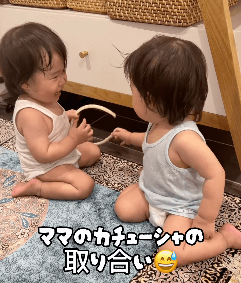 ママのカチューシャを巡ってケンカが勃発…！（提供：@moontwins.0810さん）